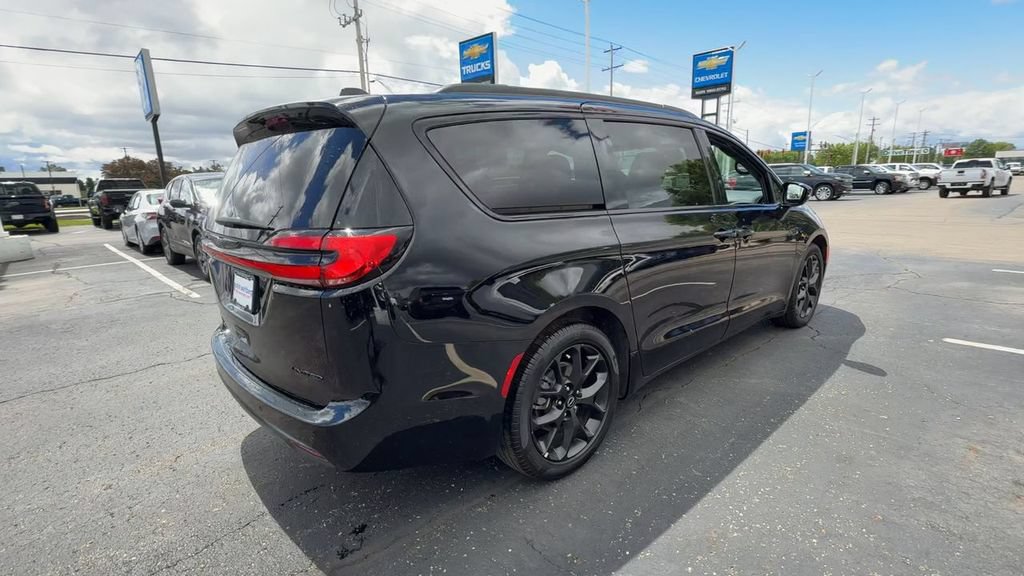Used 2025 Chrysler Pacifica Limited FWD image 8