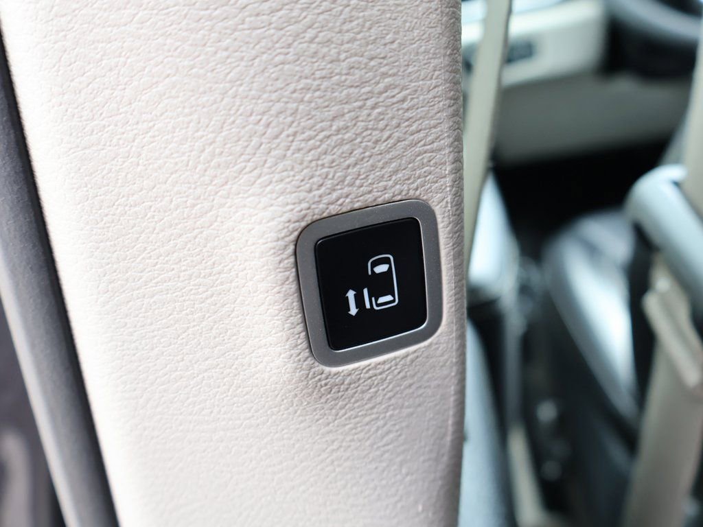 Used 2023 Chrysler Pacifica Touring-L FWD image 27