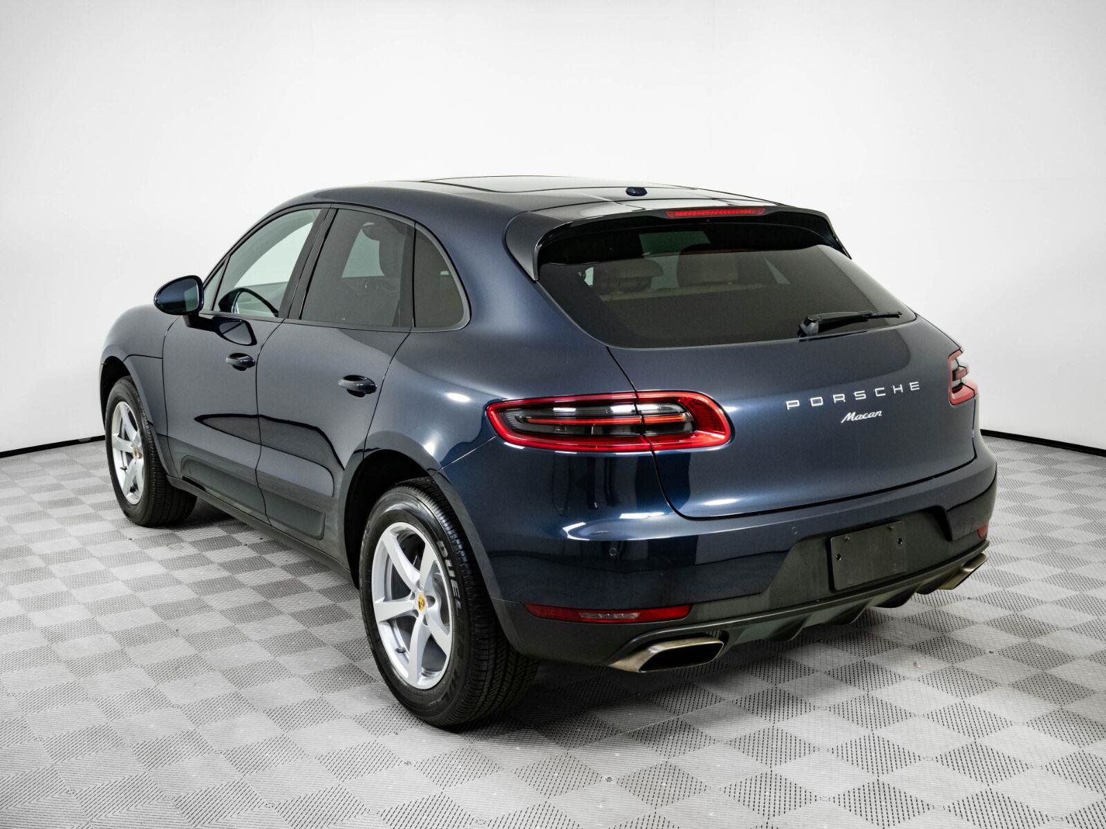 Used 2018 Porsche Macan AWD/4WD image 3
