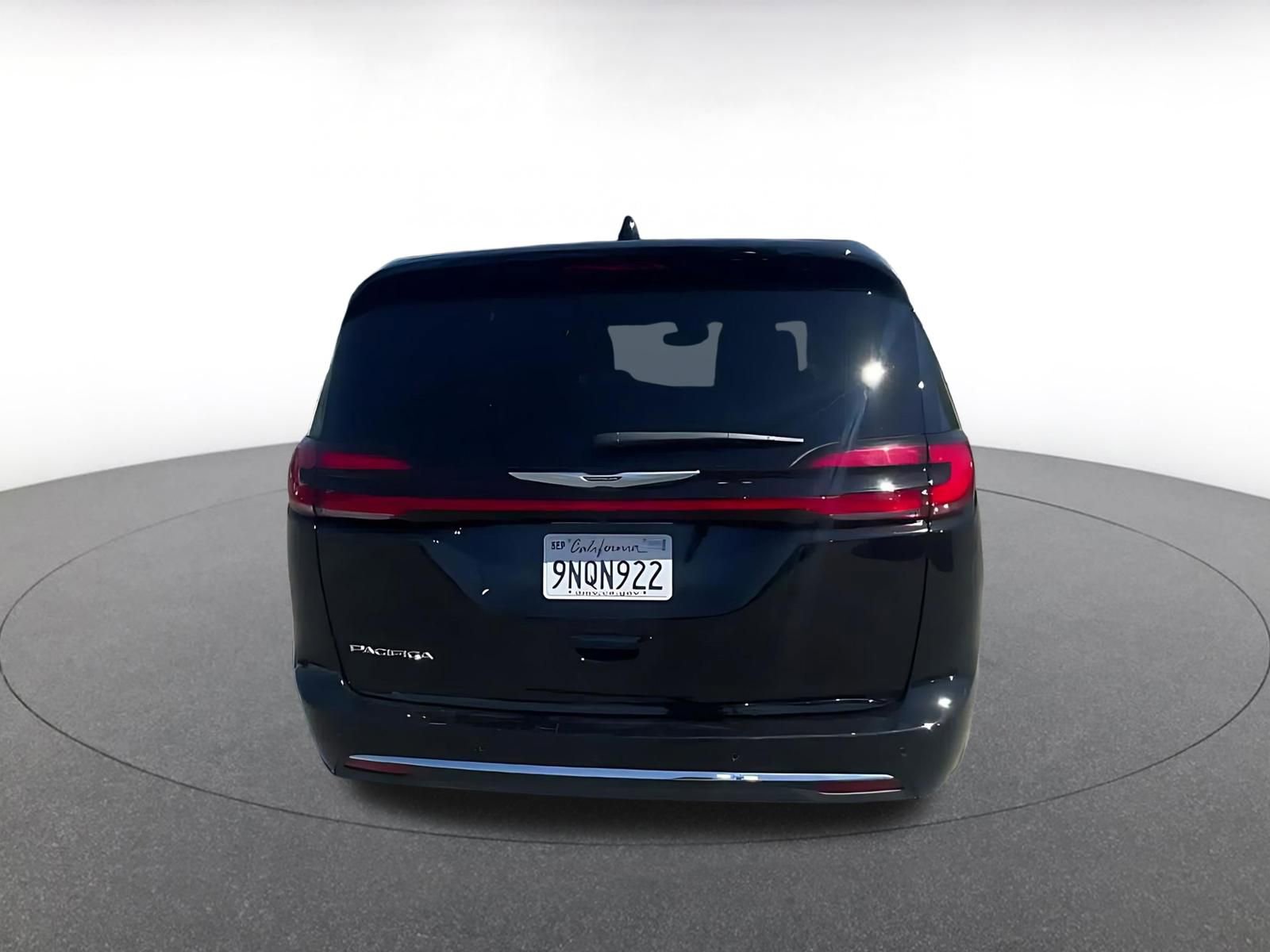 Used 2025 Chrysler Pacifica Select image 12