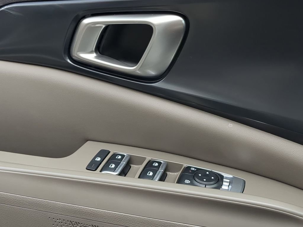 Used 2025 Kia Carnival LXS image 13