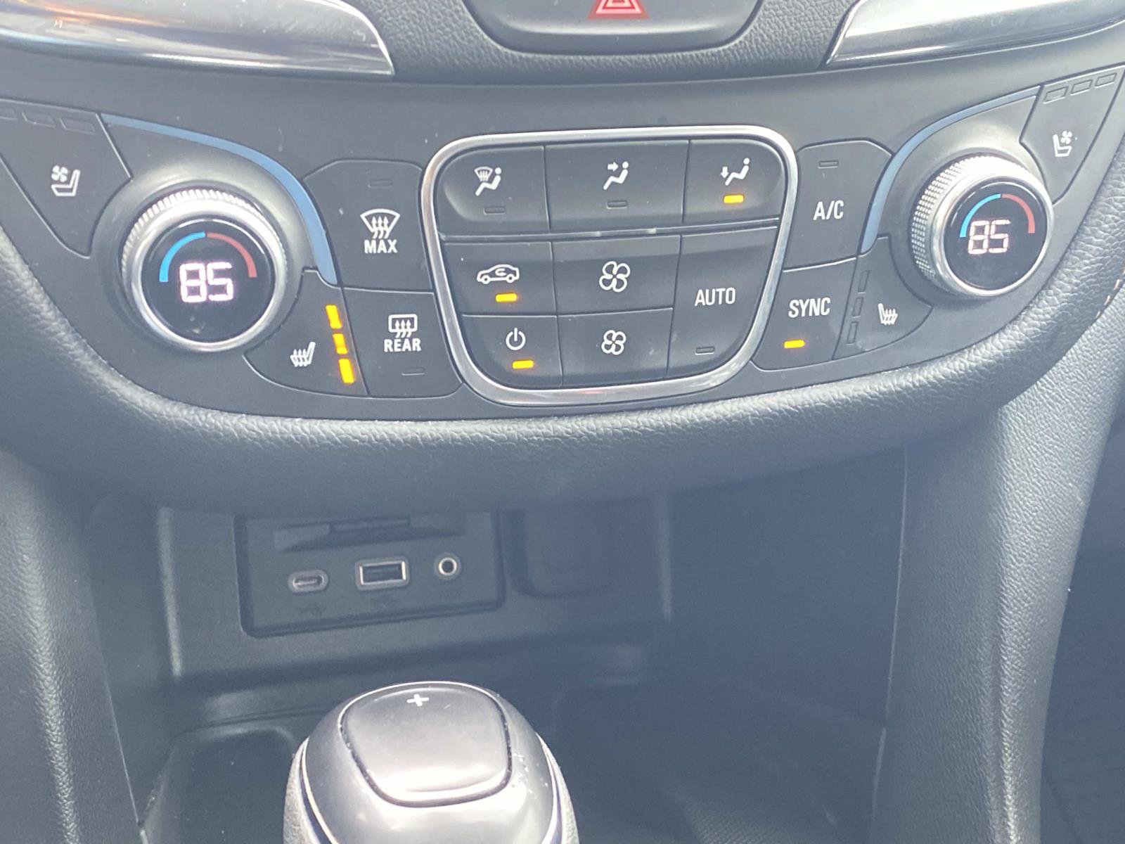 Used 2020 Chevrolet Equinox Premier image 24