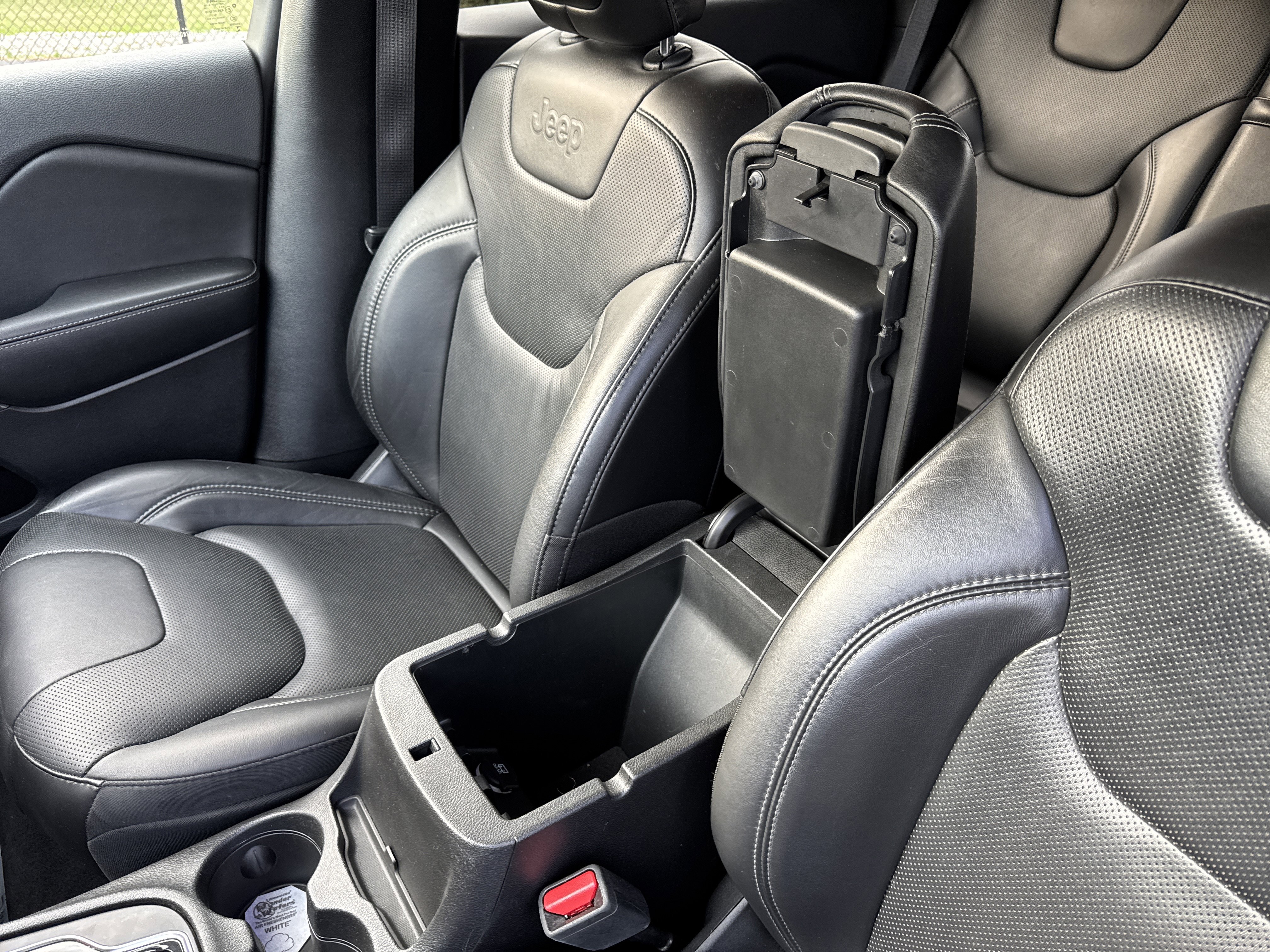 Used 2019 Jeep Cherokee Limited image 26