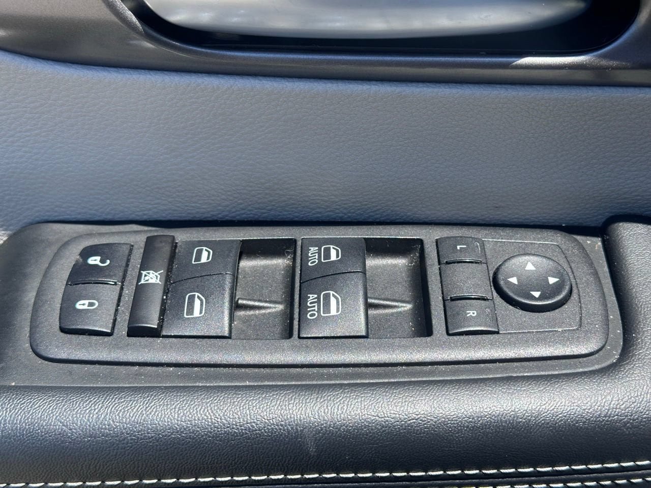Used 2024 Chrysler Pacifica Touring-L FWD image 24