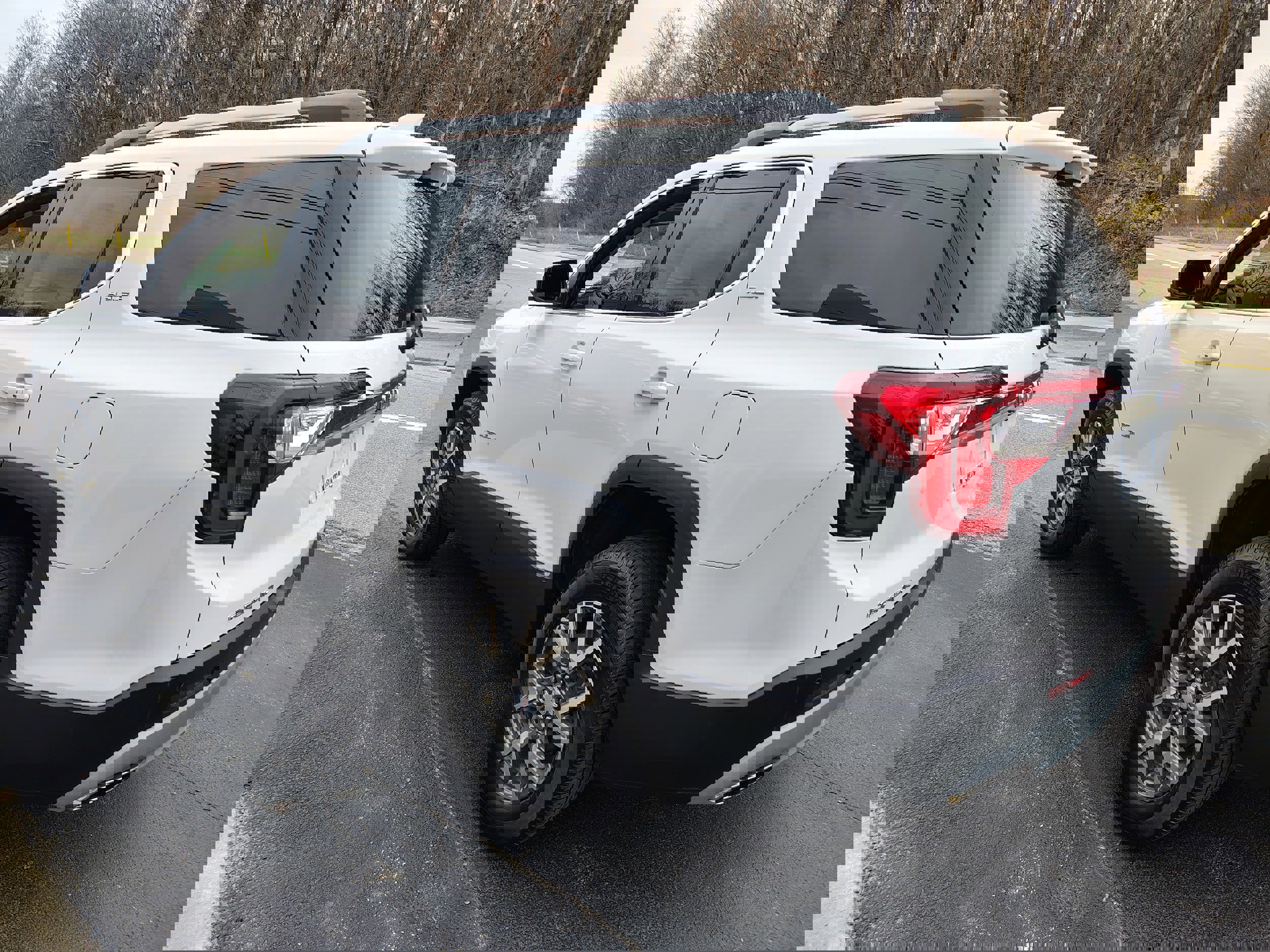 Used 2023 GMC Acadia SLE w/ Driver Convenience Package image 7