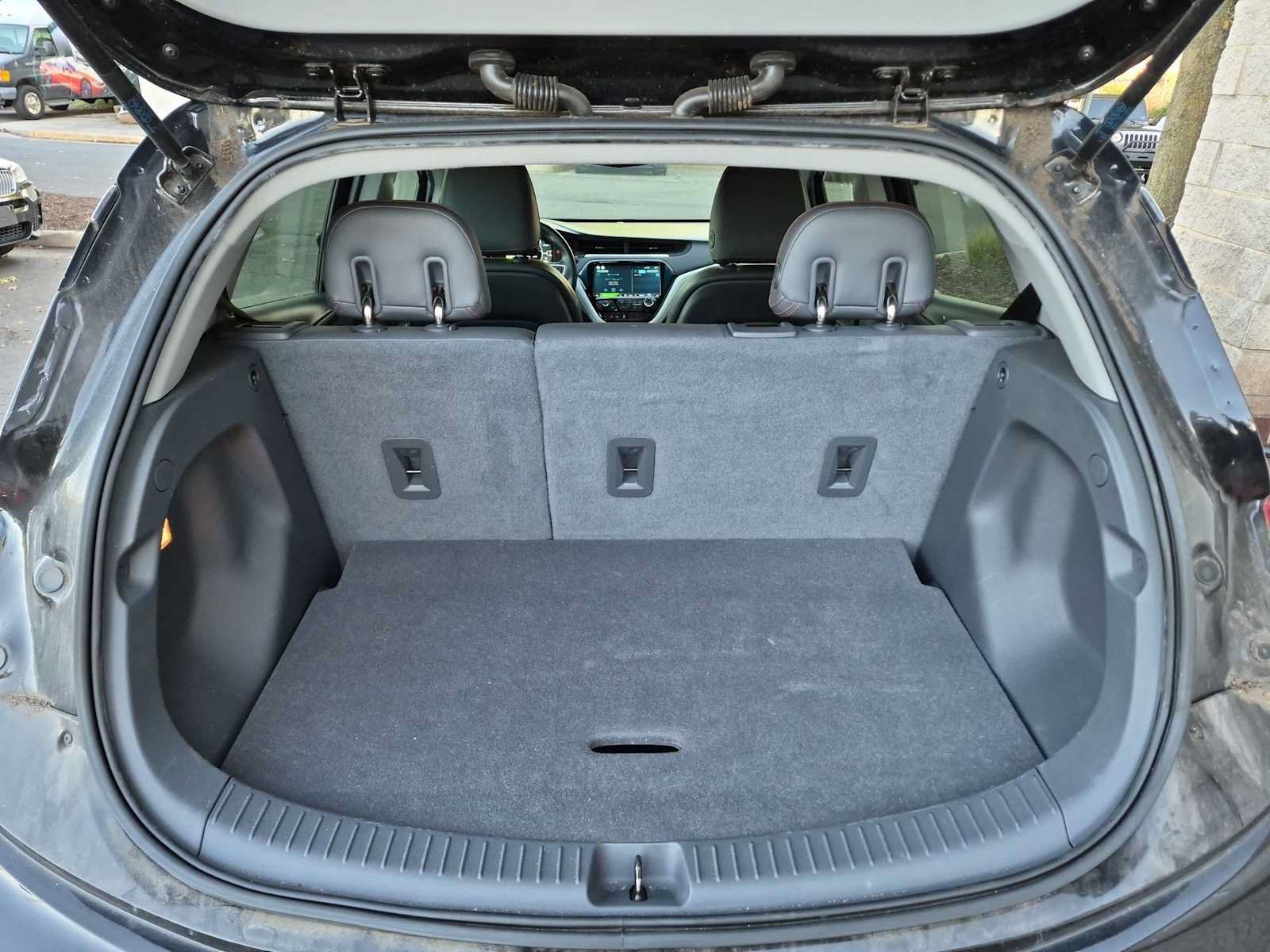 Used 2019 Chevrolet Bolt Premier w/ Infotainment Package FWD image 34