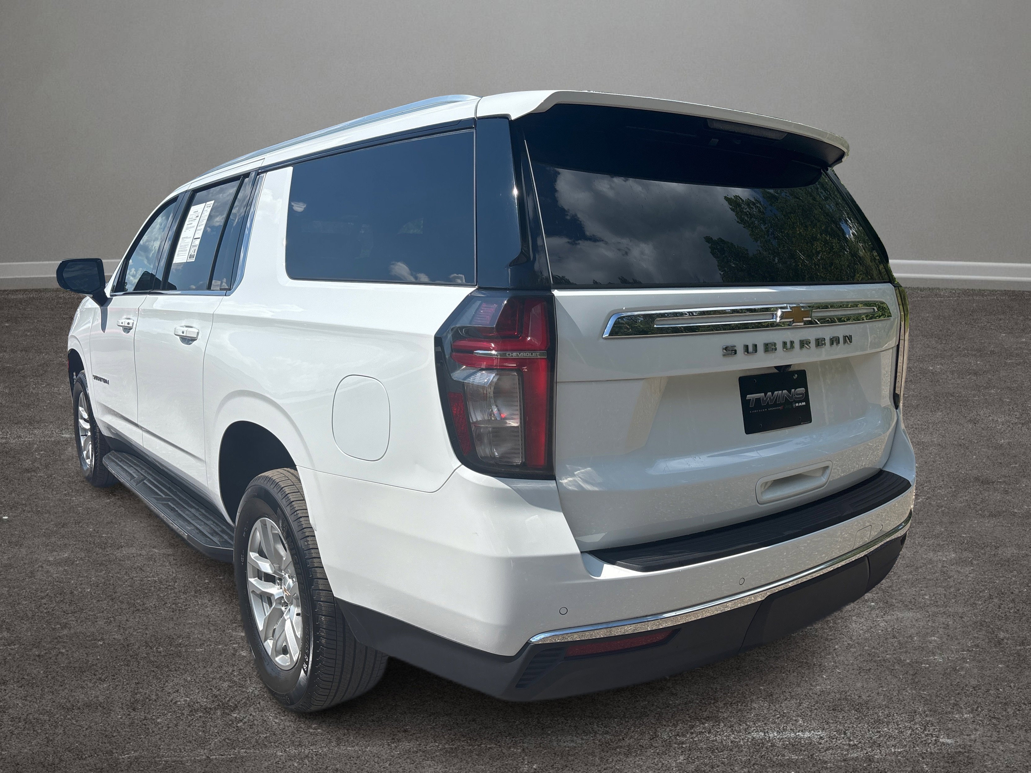 Used 2023 Chevrolet Suburban LS image 33