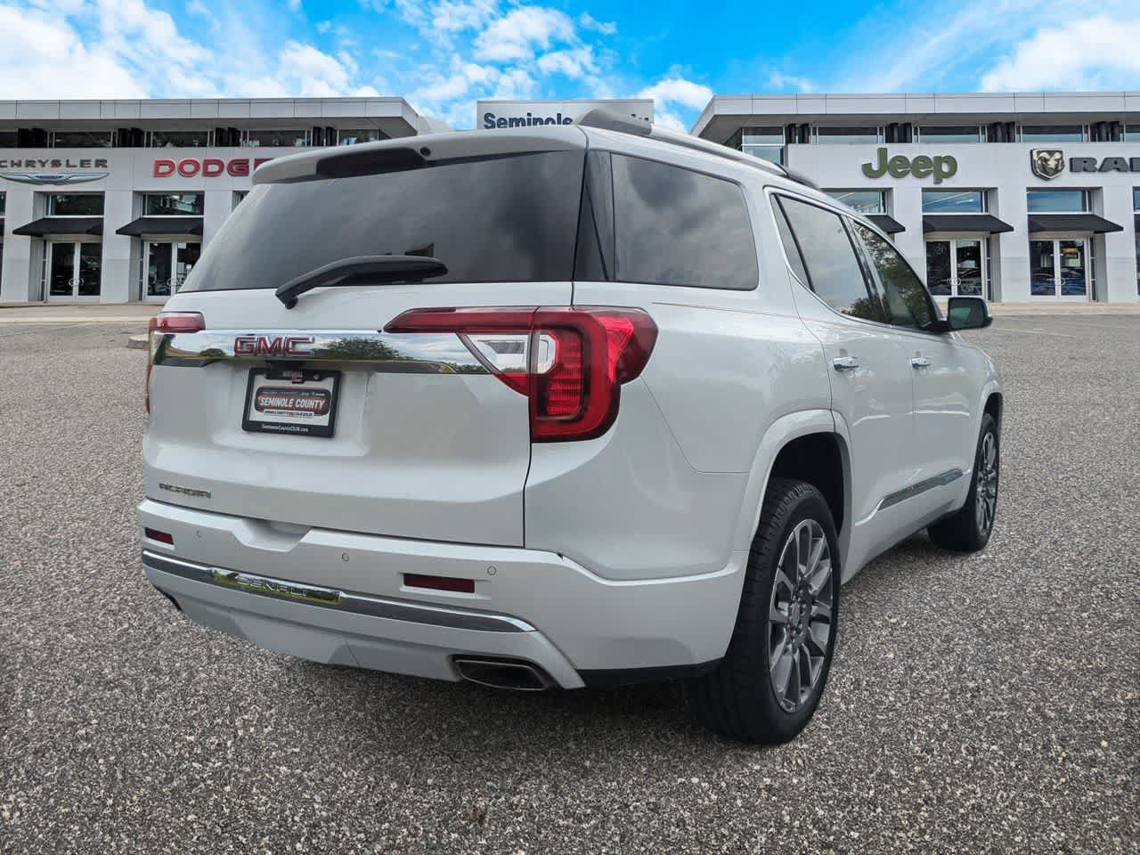 Used 2022 GMC Acadia Denali w/ Denali Technology Package FWD image 8