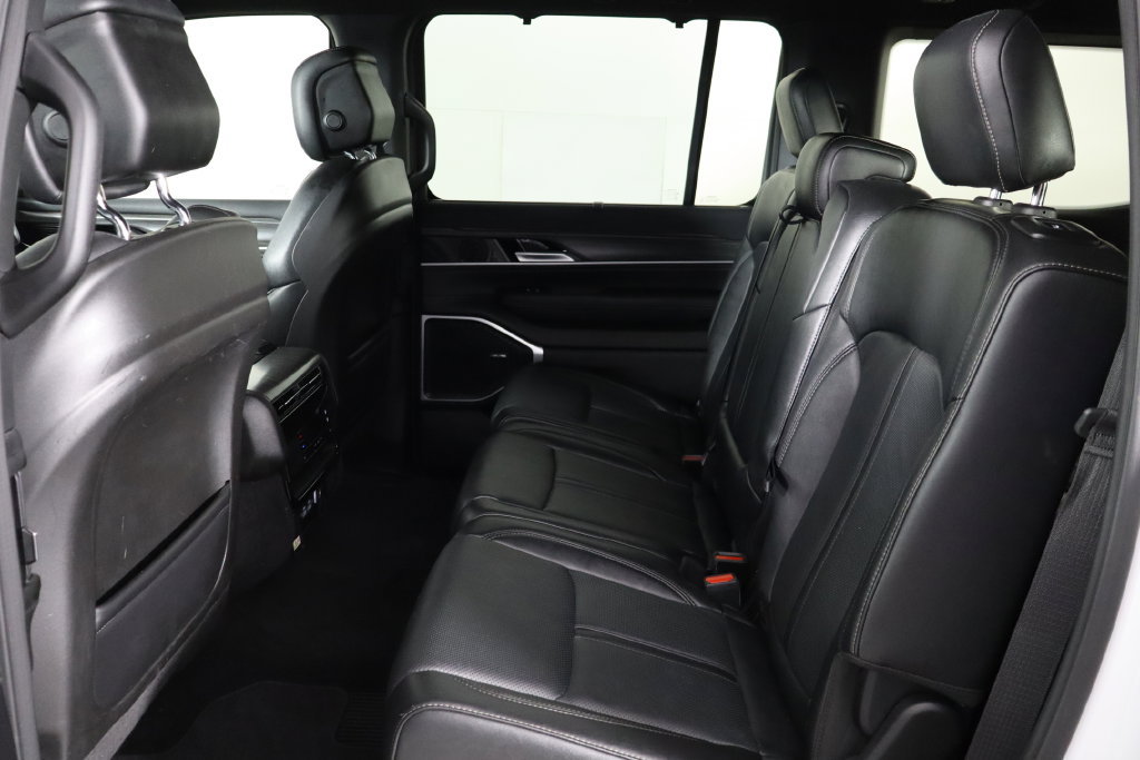 Used 2023 Jeep Wagoneer Series III w/ Convenience Group I AWD/4WD image 16