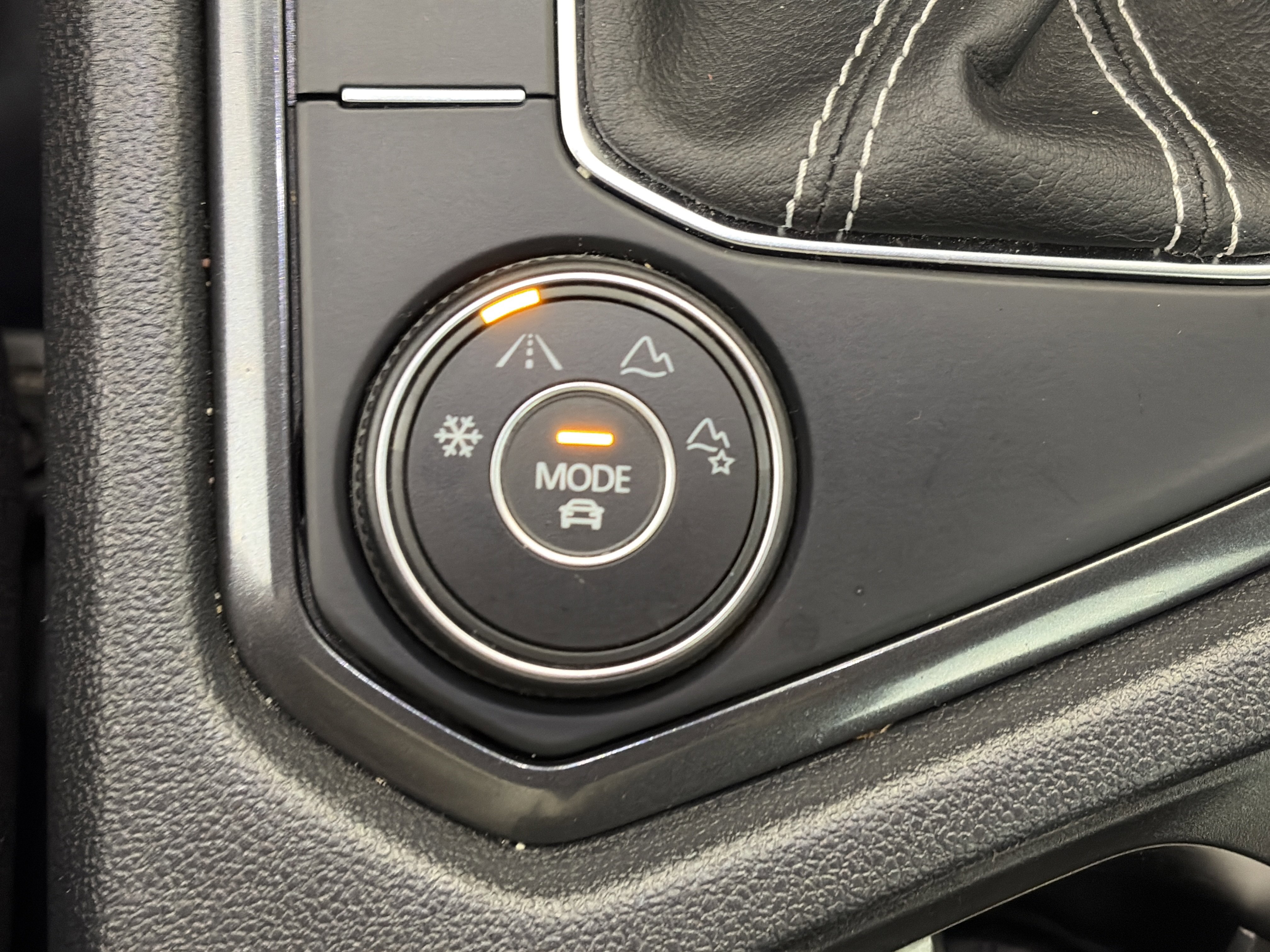 Used 2022 Volkswagen Tiguan SE R-Line image 26