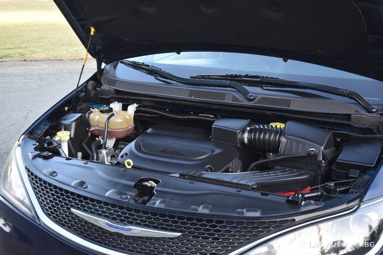 Used 2020 Chrysler Pacifica Touring-L FWD image 31
