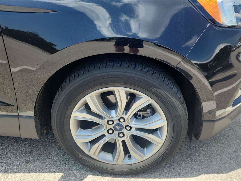 Used 2019 Ford Edge Titanium w/ Equipment Group 301A AWD/4WD image 2