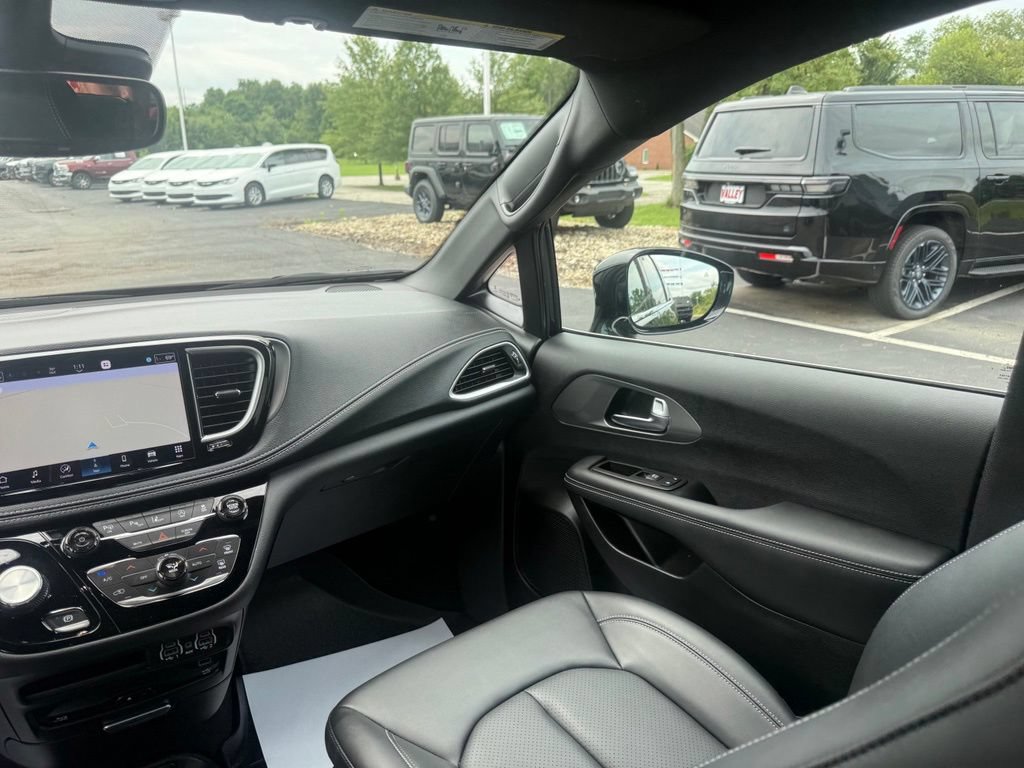 Used 2025 Chrysler Pacifica Select w/ Uconnect Theater Family Group AWD/4WD image 41