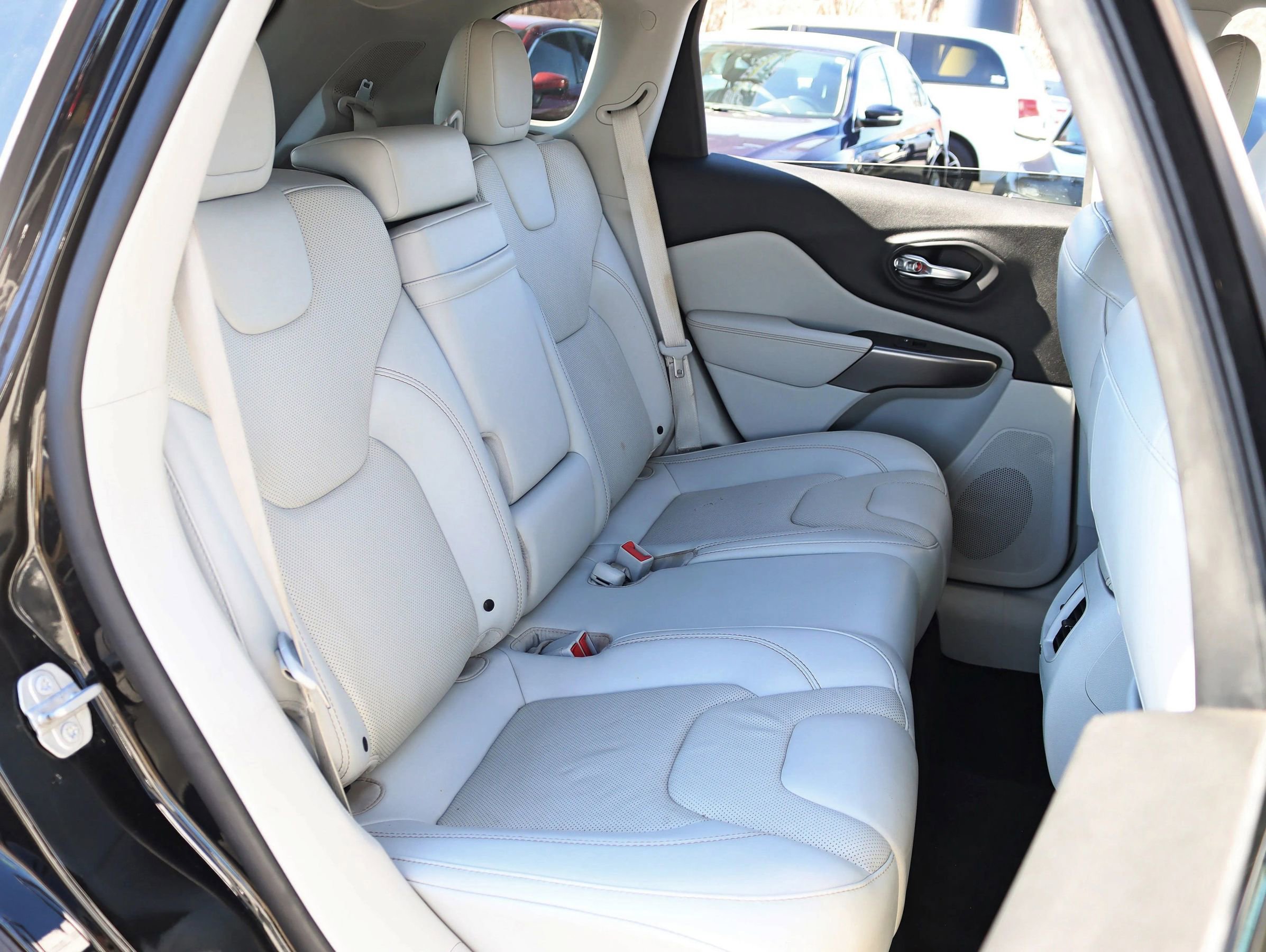 Used 2019 Jeep Cherokee Limited image 30