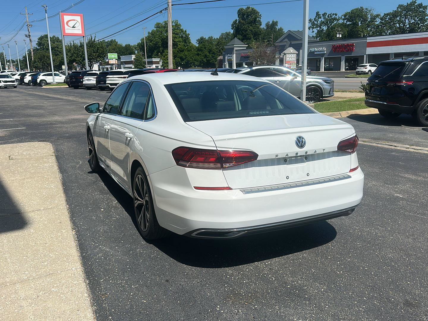 Used 2022 Volkswagen Passat 2.0T SE FWD image 5