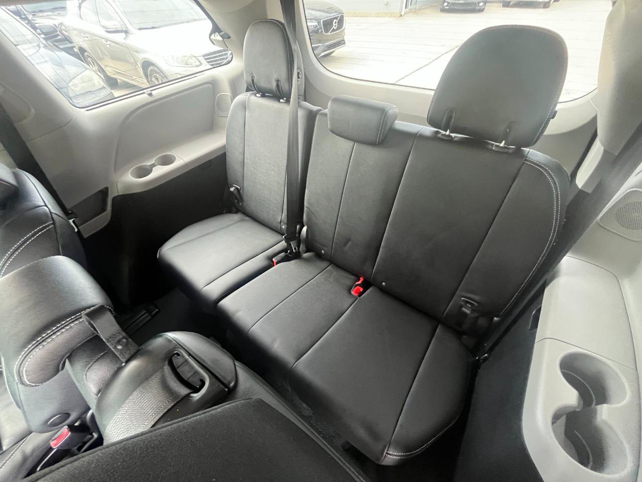 Used 2019 Toyota Sienna SE w/ SE Preferred Package FWD image 17