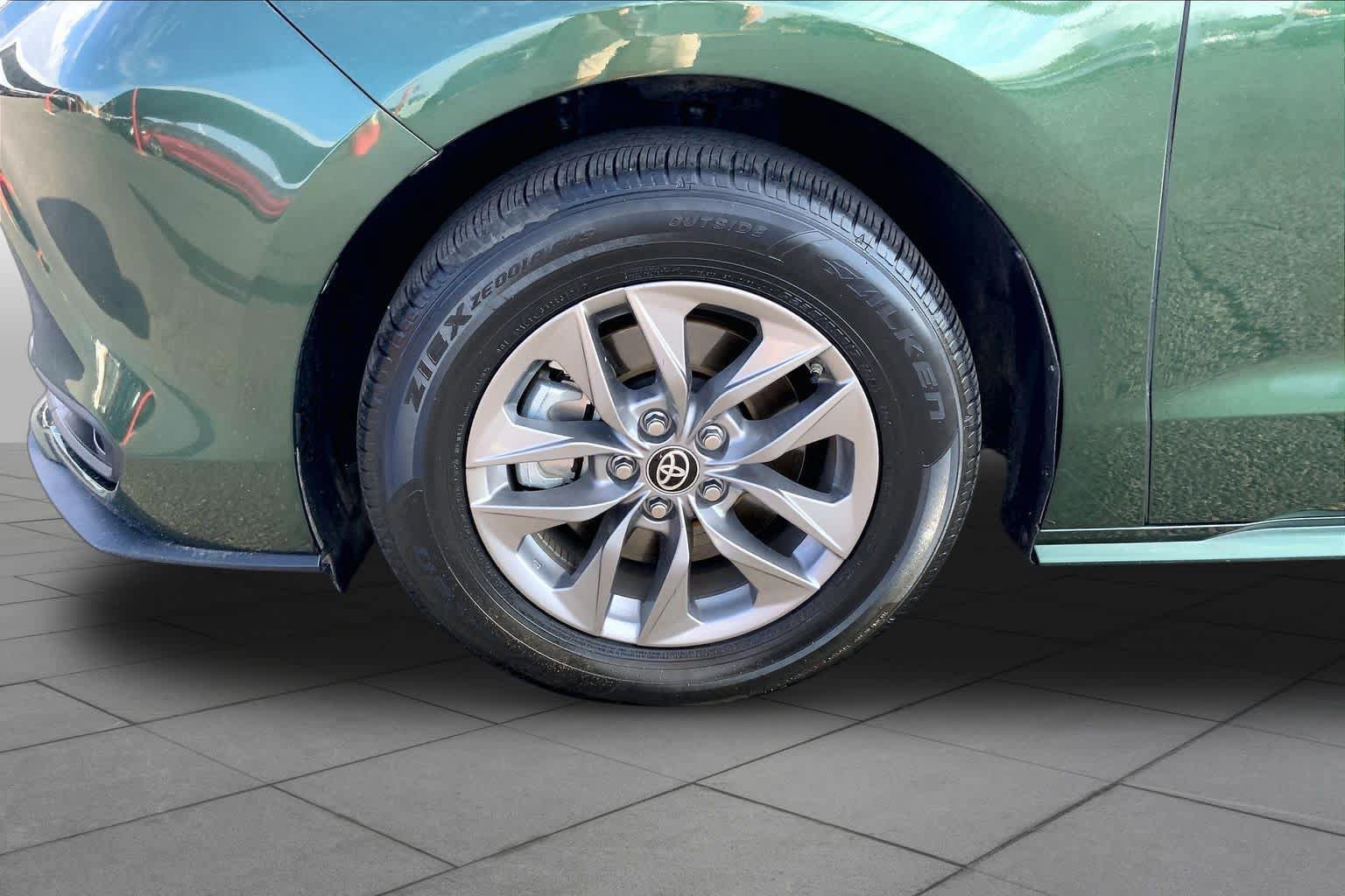 Used 2025 Toyota Sienna LE w/ LE Plus Package FWD image 11