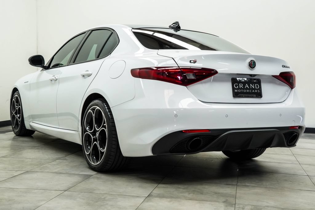 Used 2023 Alfa Romeo Giulia Veloce RWD image 11