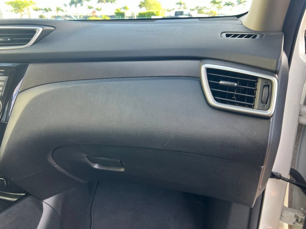 Used 2016 Nissan Rogue SV w/ SV Premium Package AWD/4WD image 13