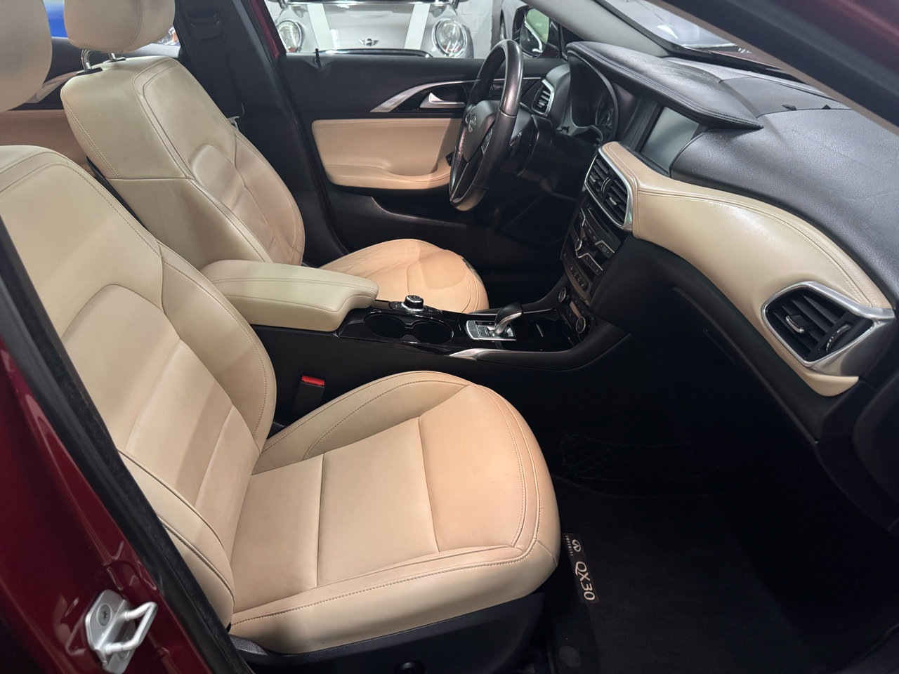 Used 2018 INFINITI QX30 Premium w/ Navigation Package image 12