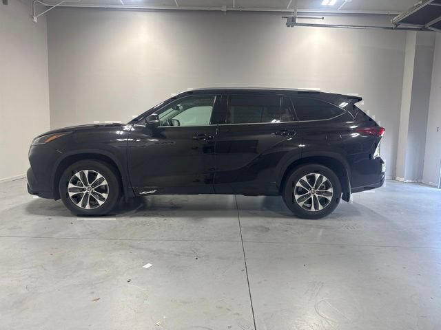 Used 2021 Toyota Highlander XLE AWD/4WD image 10