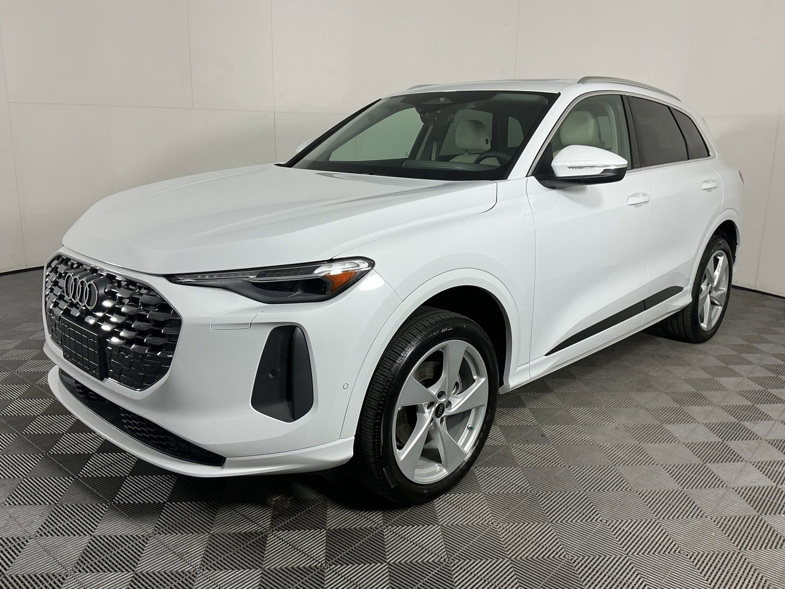 Used 2025 Audi Q5 Premium Plus w/ Premium Plus image 4