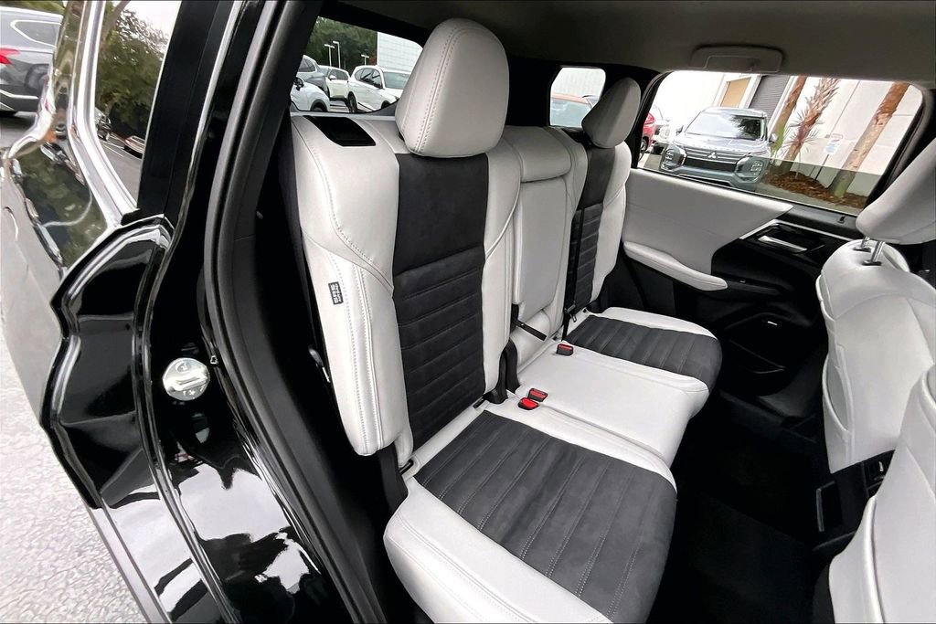 New 2025 Mitsubishi Outlander SE image 9