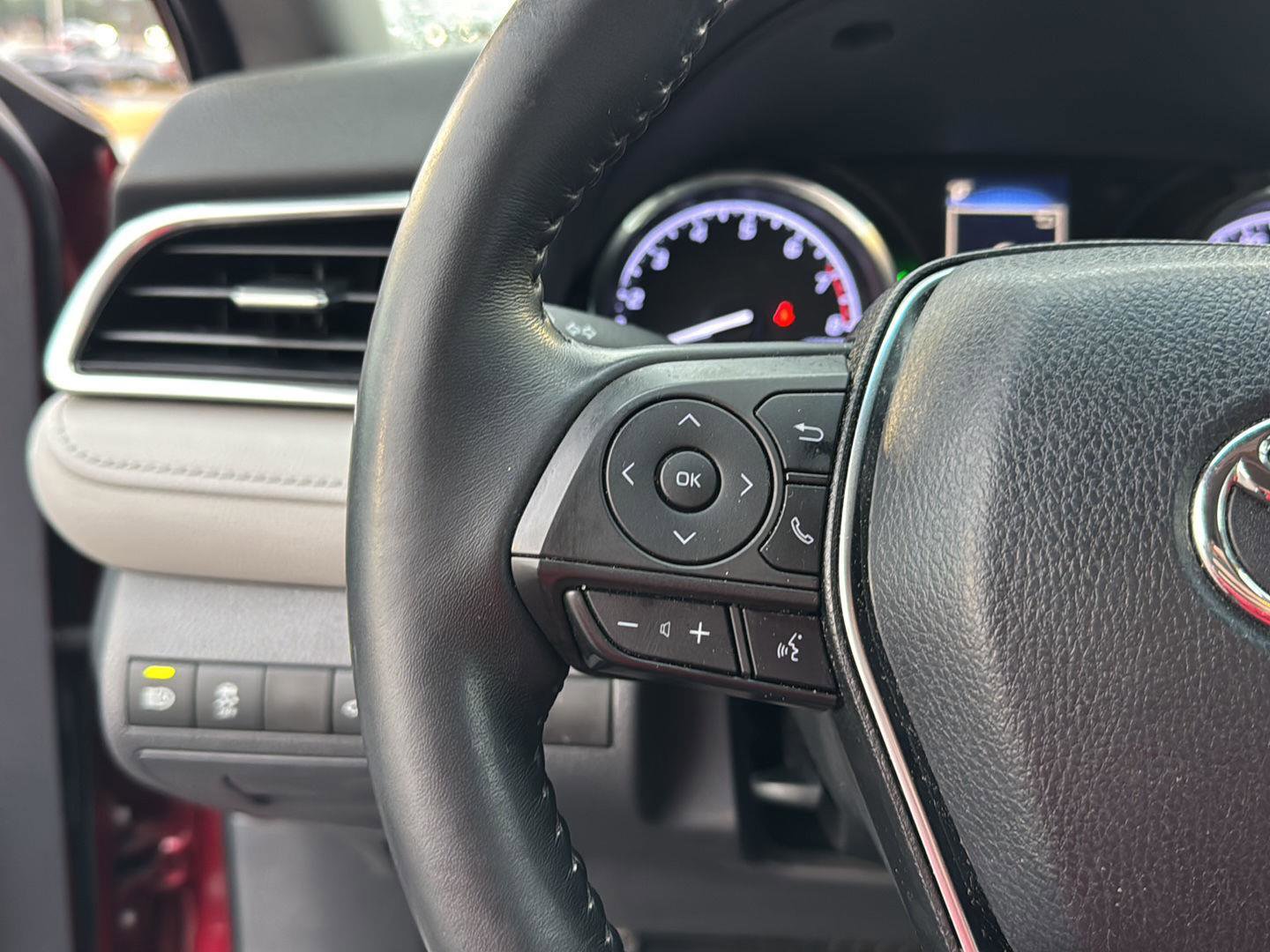 Used 2018 Toyota Camry SE w/ Convenience Package image 18