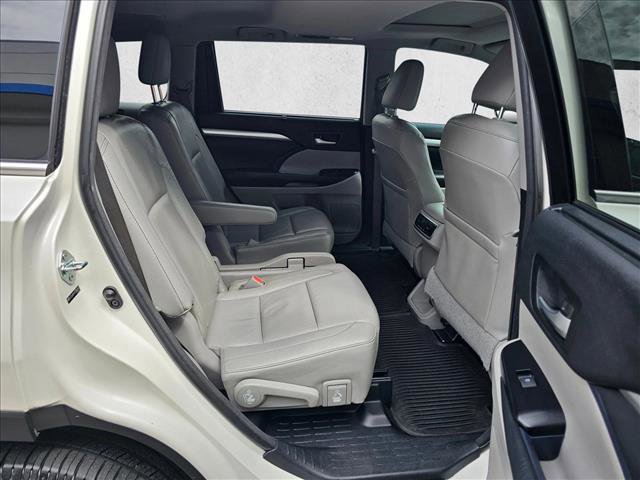 Used 2014 Toyota Highlander XLE AWD/4WD image 11