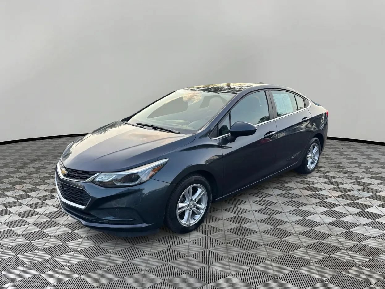 Used 2018 Chevrolet Cruze LT FWD image 2