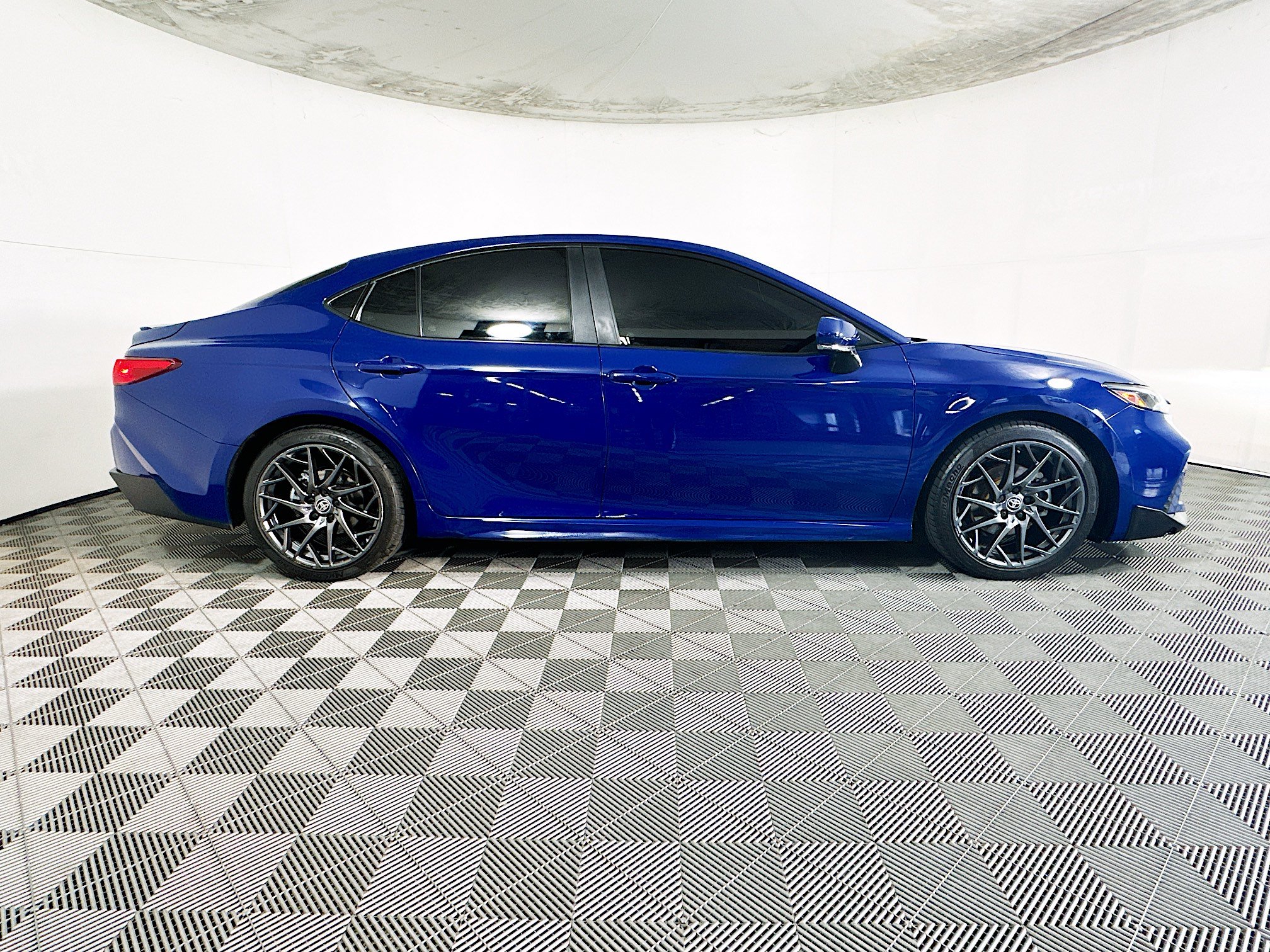 Used 2025 Toyota Camry SE w/ Convenience Package FWD image 2