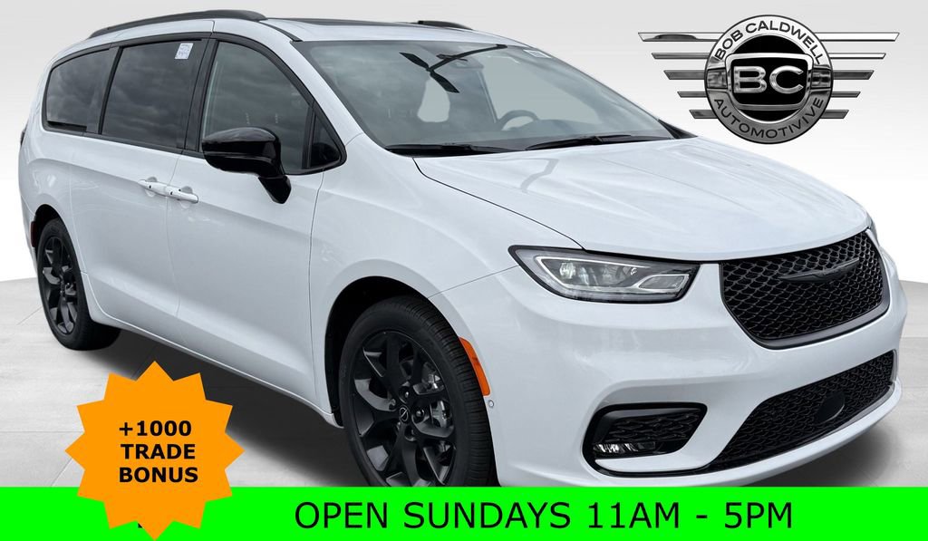 New 2026 Chrysler Pacifica Limited w/ Uconnect Theater Family Group