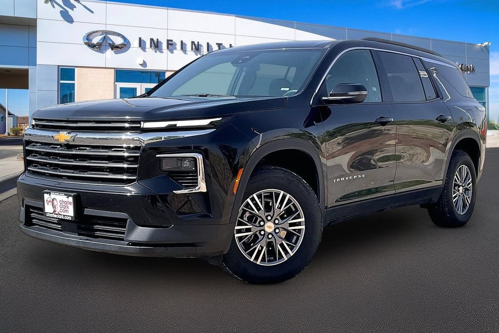 Used 2025 Chevrolet Traverse LT FWD image 1