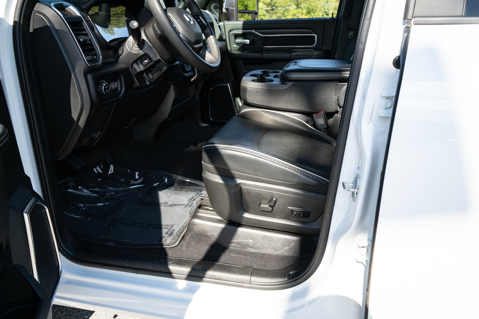 Used 2026 RAM 2500 Laramie AWD/4WD image 17
