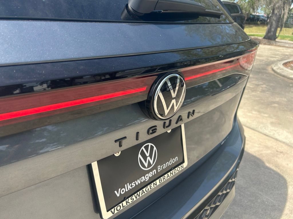 Certified 2025 Volkswagen Tiguan SE R-Line AWD/4WD image 35