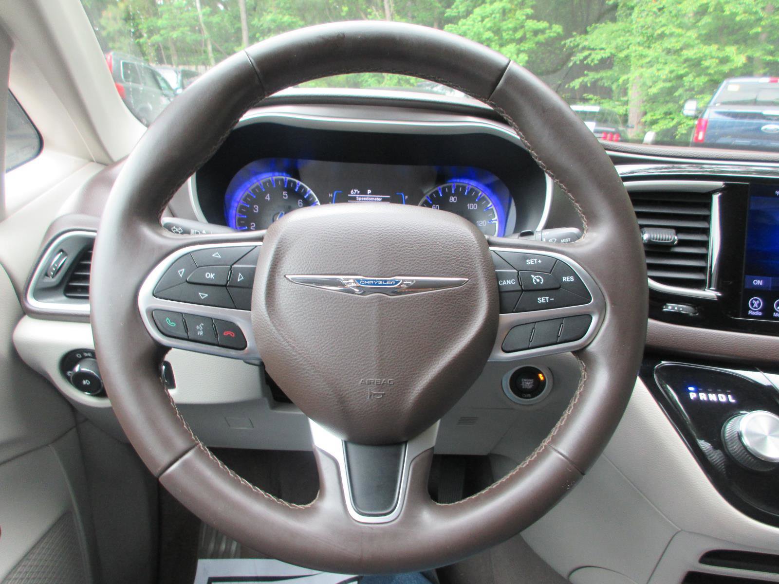 Used 2017 Chrysler Pacifica Touring-L FWD image 11