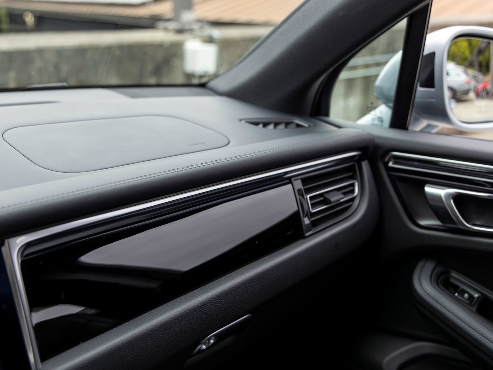 Certified 2026 Porsche Macan AWD/4WD image 41