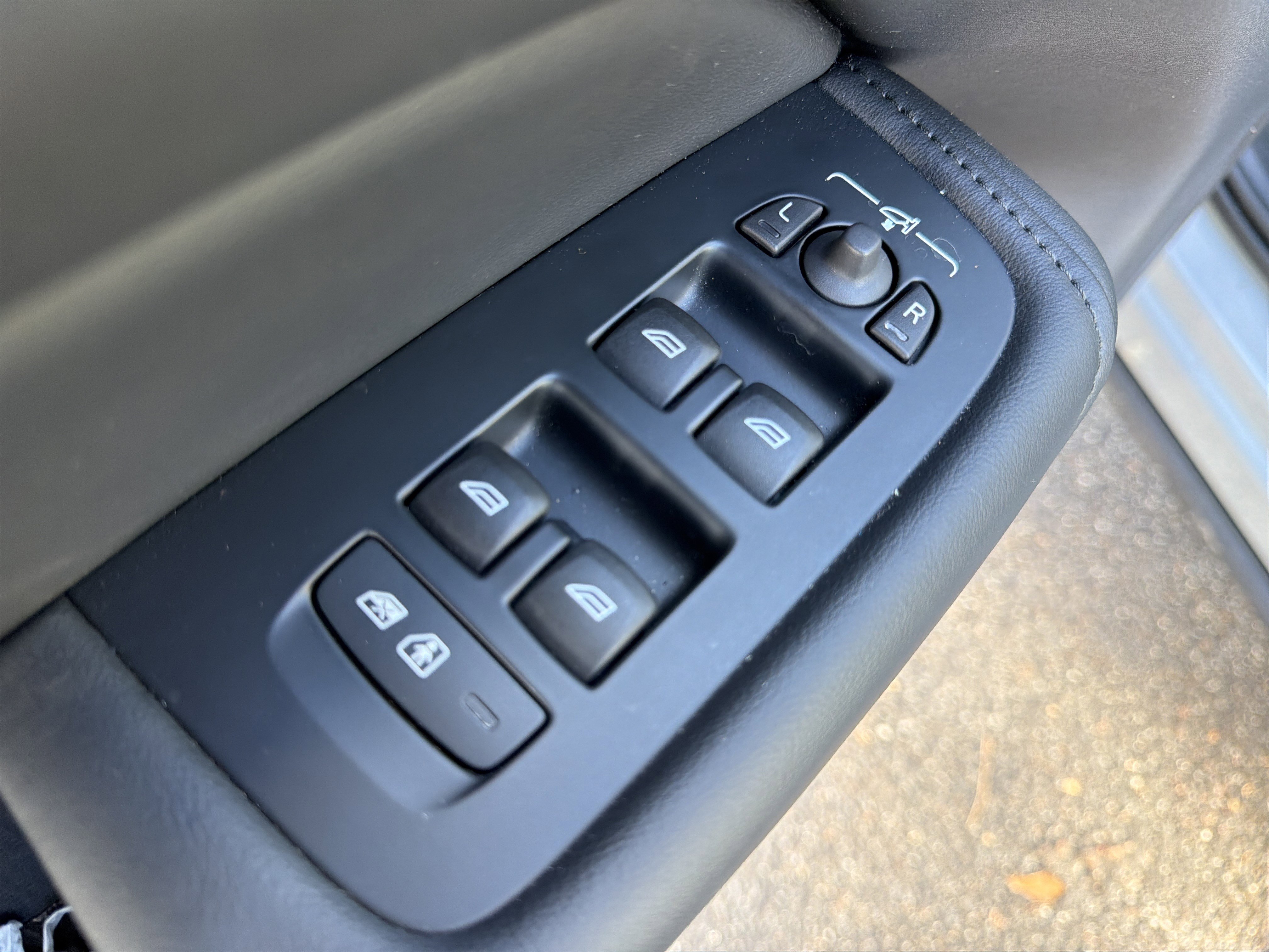 Certified 2025 Volvo XC60 B5 Plus image 15