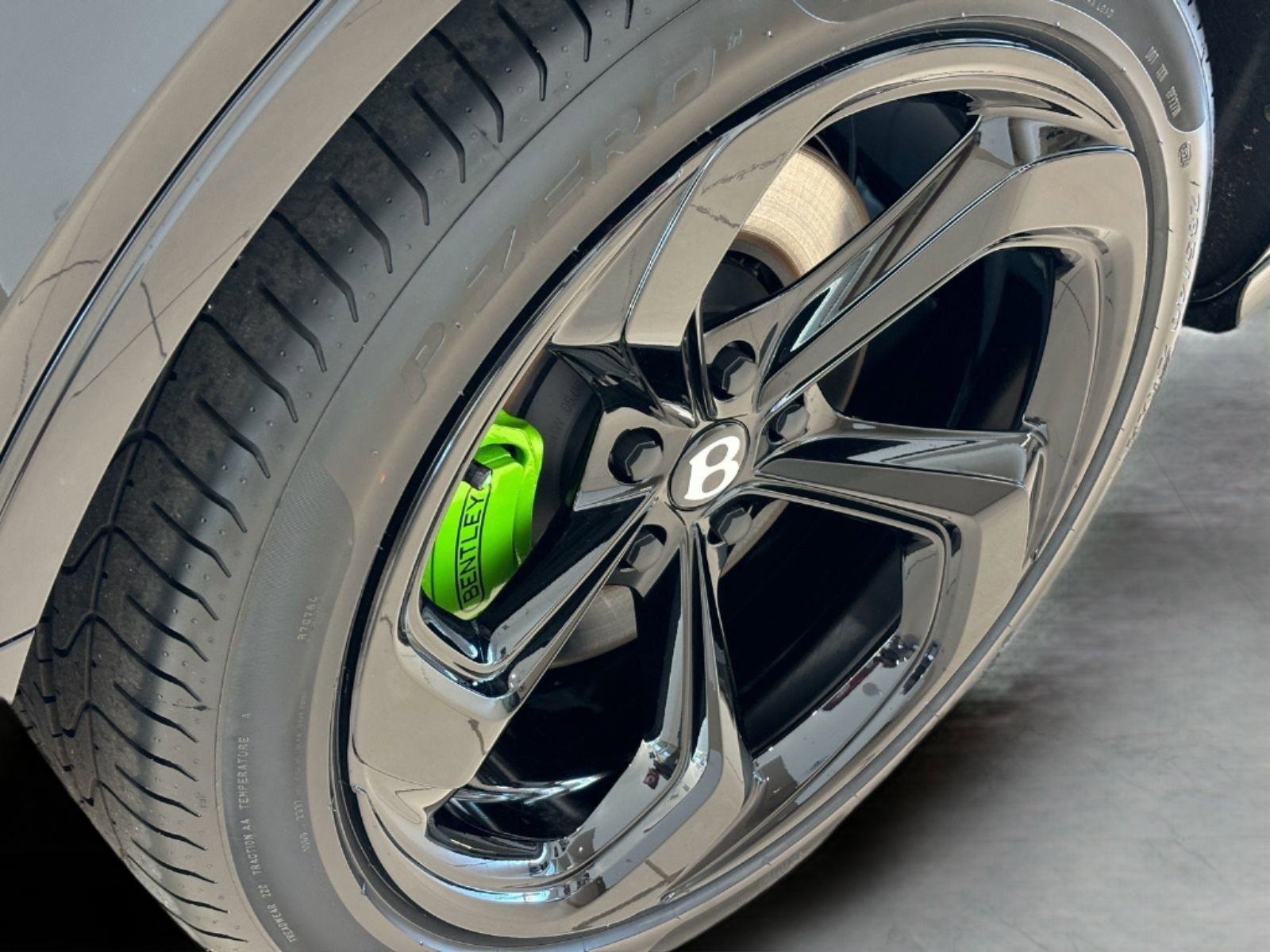 New 2025 Bentley Bentayga image 38