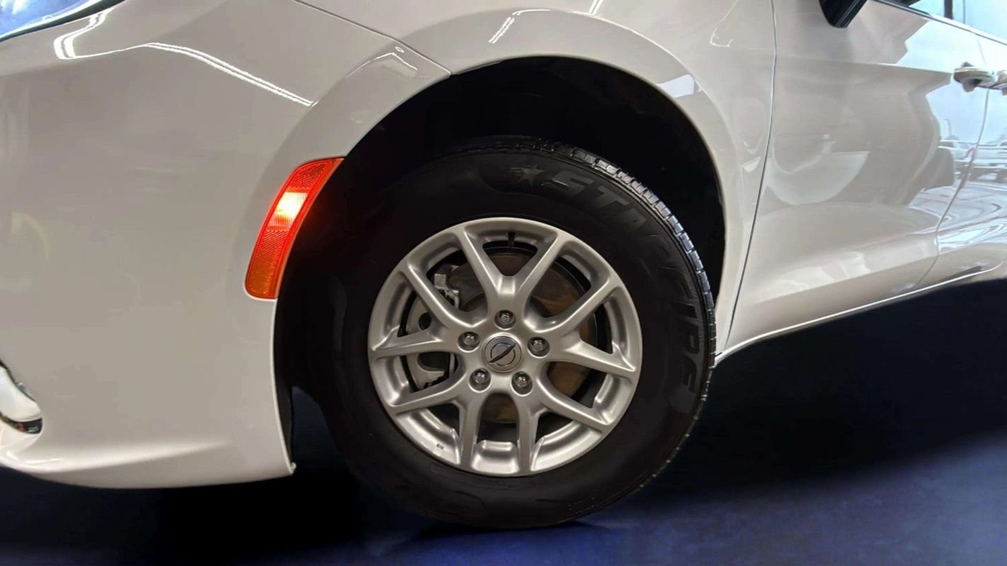 Used 2024 Chrysler Pacifica Touring FWD image 21