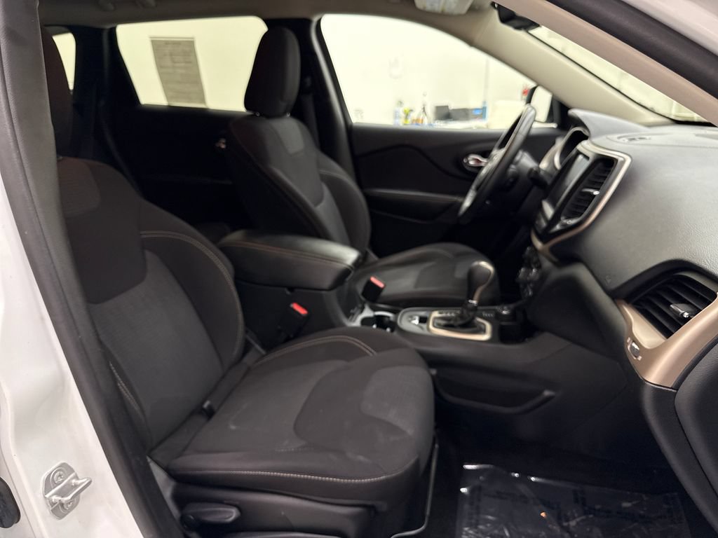 Used 2015 Jeep Cherokee Latitude w/ Cold Weather Group AWD/4WD image 20