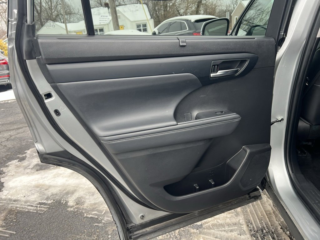 Used 2022 Toyota Highlander XLE image 14