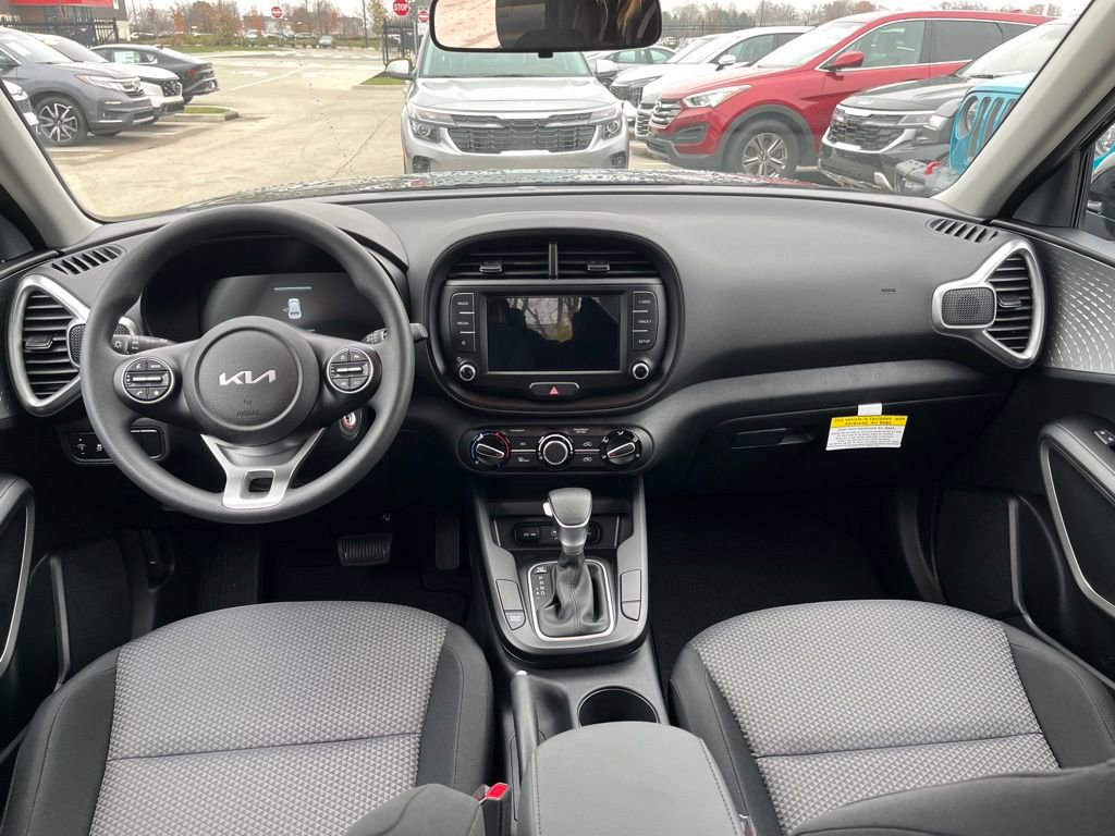 Used 2025 Kia Soul LX w/ LX Technology Package FWD image 17