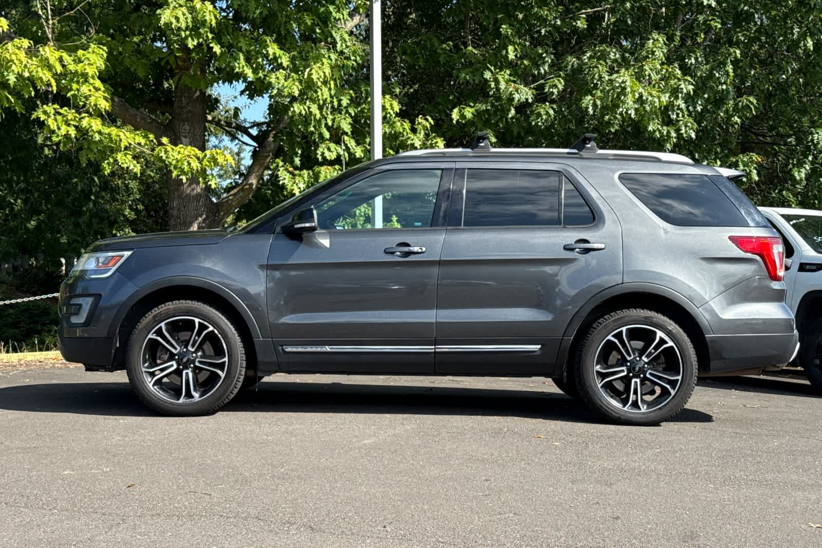 Used 2017 Ford Explorer XLT w/ Equipment Group 202A AWD/4WD image 5