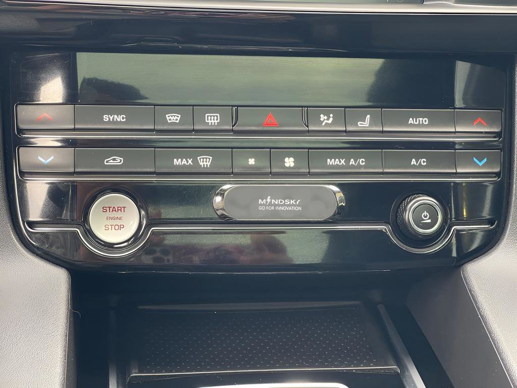 Used 2018 Jaguar F-PACE Premium image 34