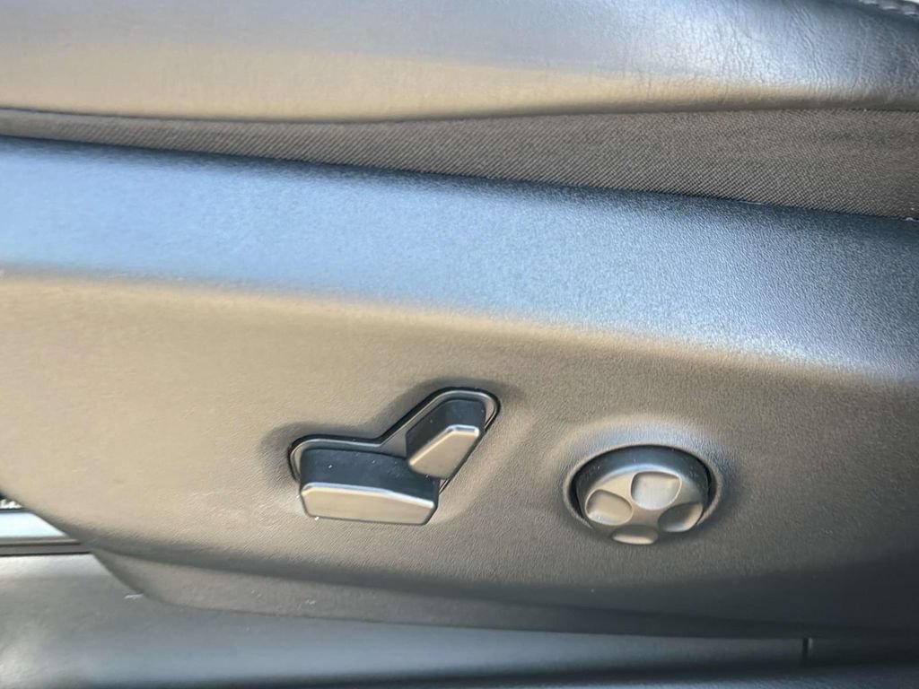 Used 2025 Chrysler Pacifica Premium FWD image 30