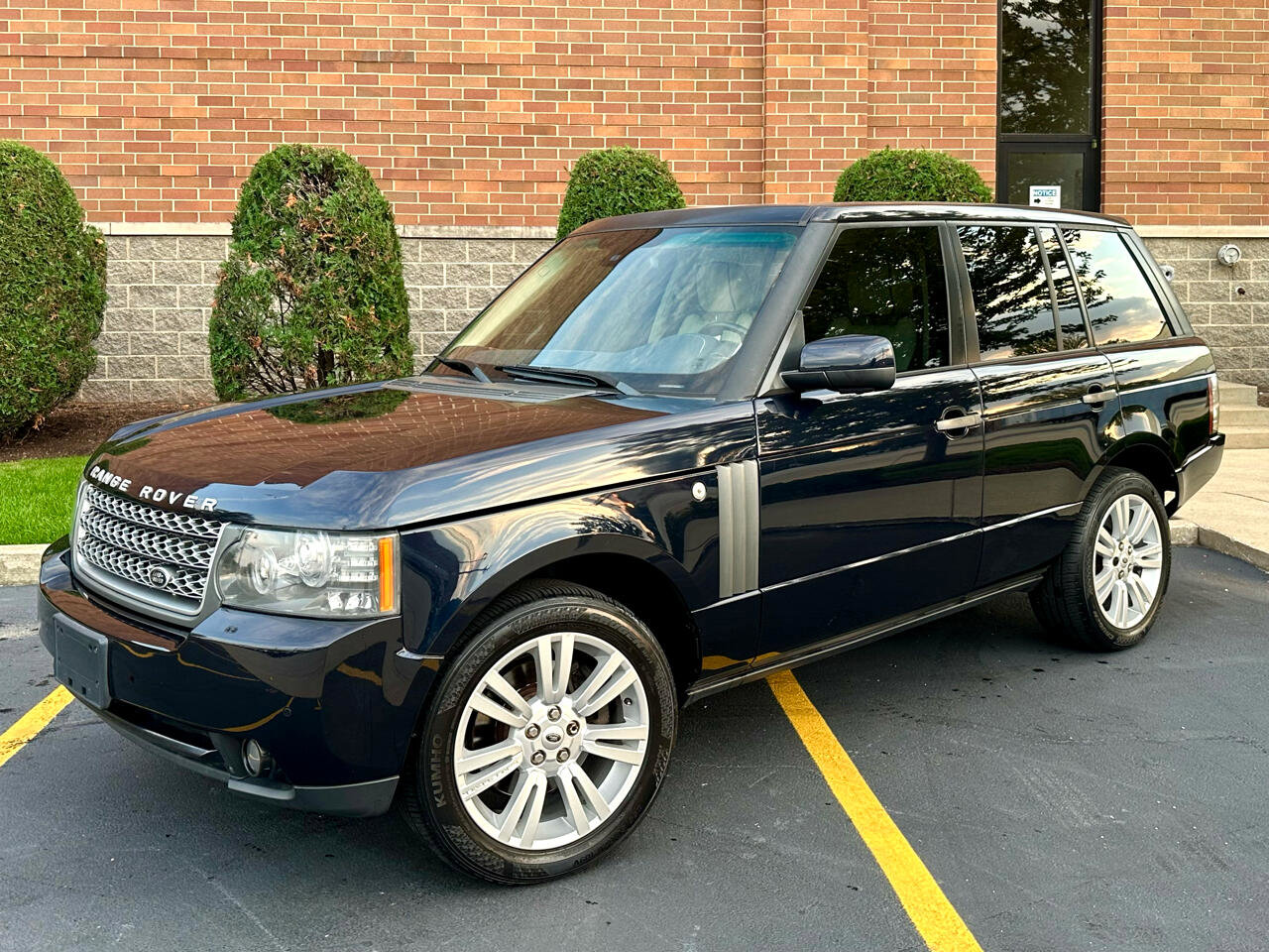 Used 2010 Land Rover Range Rover HSE LUX image 1