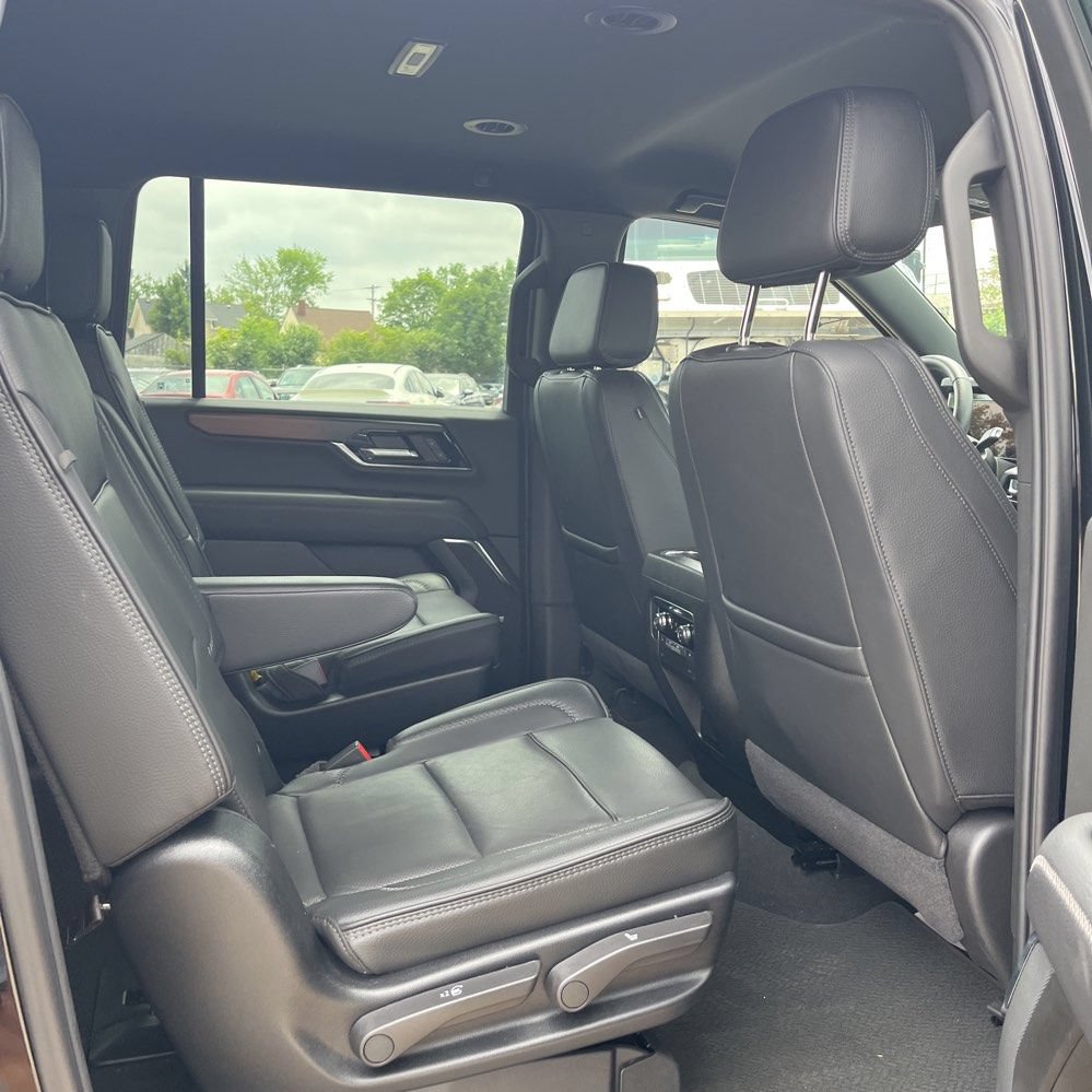 Used 2025 GMC Yukon XL Denali AWD/4WD image 4