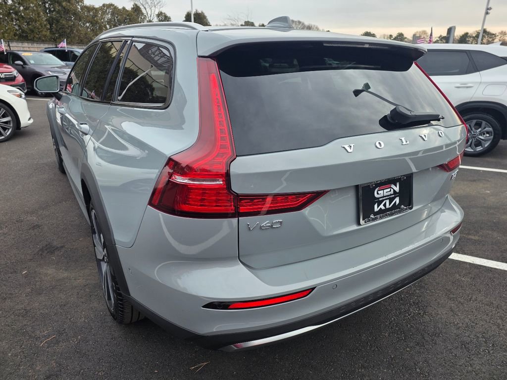 Used 2025 Volvo V60 B5 Cross Country Plus image 5