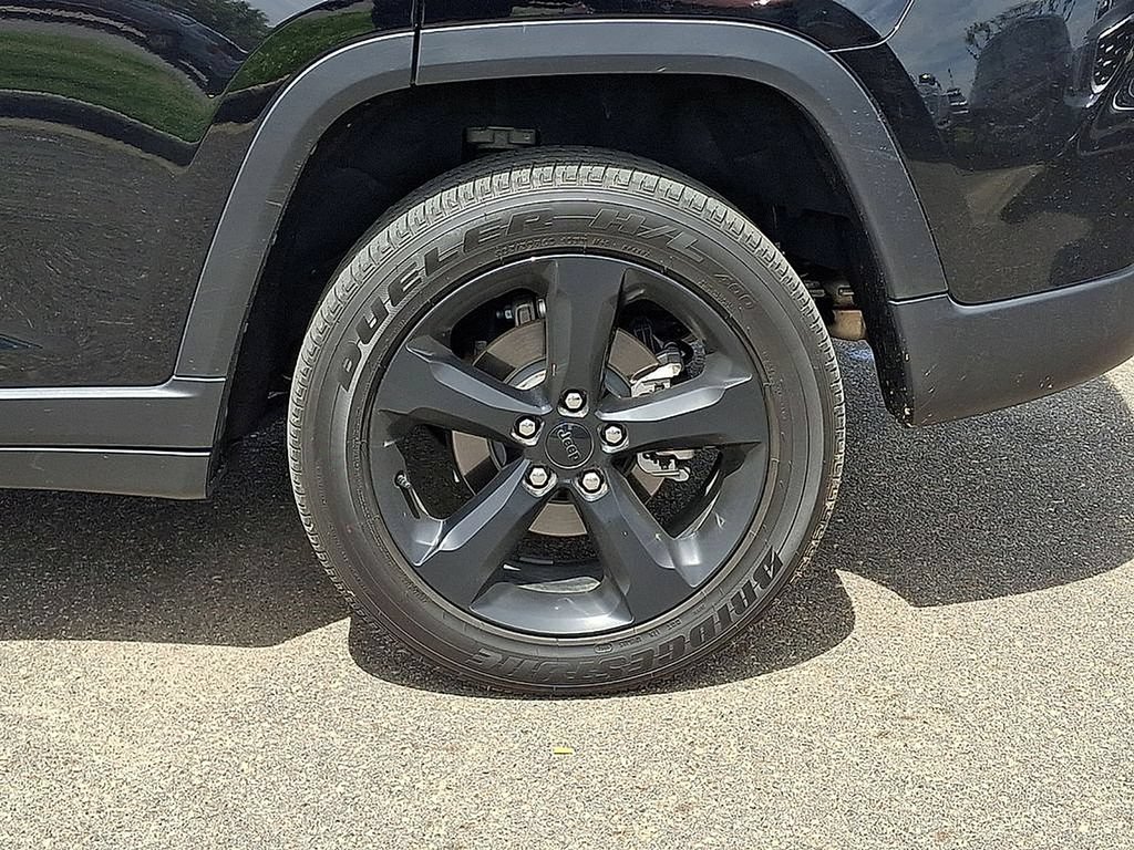 Used 2025 Jeep Grand Cherokee Altitude RWD image 23